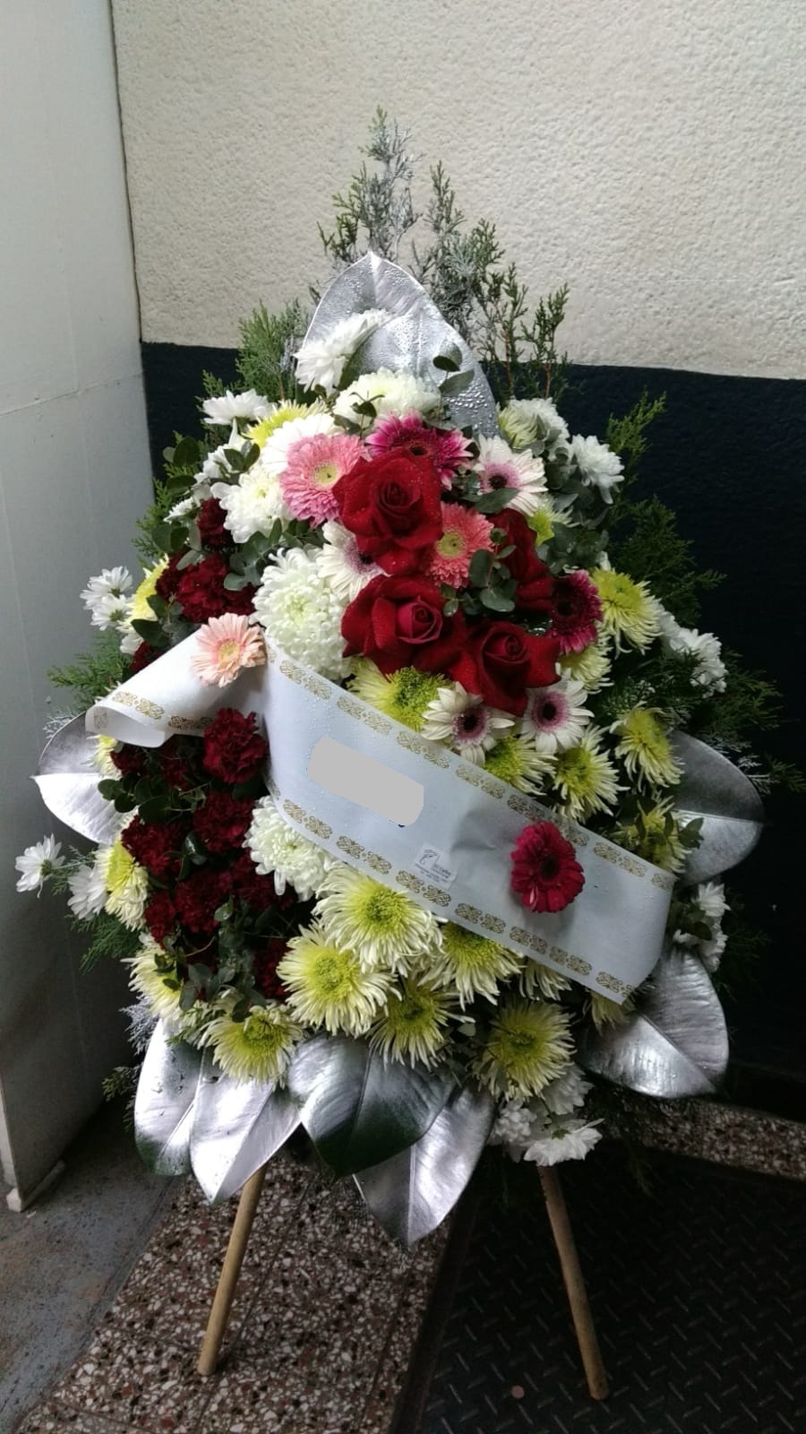 Envio y venta de flores ,rosas, plantas,arreglos florales ,regalos y desayunos a domicilio con delivery gratis en la Ciudad Autonoma de Buenos Aires y con costo de env�o en localidades del Gran Buenos Aires asi como delivery de flores y plantas a trav�s de florerias asociadas en todas las provincias de la Argentina, Buenos Aires, la Pampa, Tucuman, La Rioja, R�o Negro, Entre Rios, Corrientes, Misiones, Neuquen, Chubut, Tierra del Fuego, Santa Cruz, San Luis, Mendoza, Cordoba, Jujuy, Formosa, Santiago del Estero, Salta, Chaco, Catamarca ,San Juan, y ademas realizamos el delivery de flores ,coronas,palmas , plantas y regalos a todas las ciudades de Argentina, Mar del Plata, C�rdoba, Buenos Aires, con cargo en Santa Rosa, La Plata, Bella Vista, Neuquen, Pilar, Paran�, Posadas, Resistencia, Cipolleti y mas de 300 ciudades y localidades en todo el territorio de nuestro pa�s, asi como tambien tenemos la posibilidad de enviar flores a casi todo el mundo en cuestion de horas